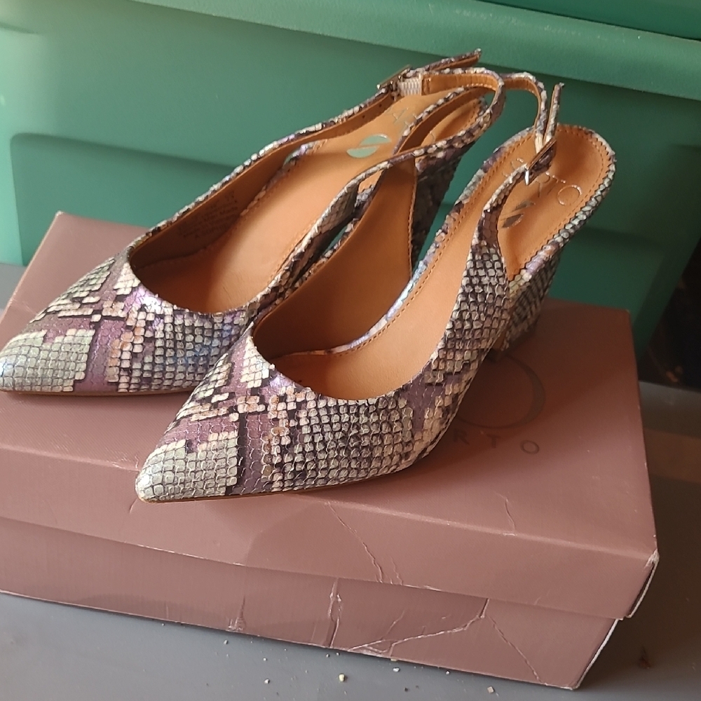 Women's Snakeskin Slingback Heels - Picture 1 of 4